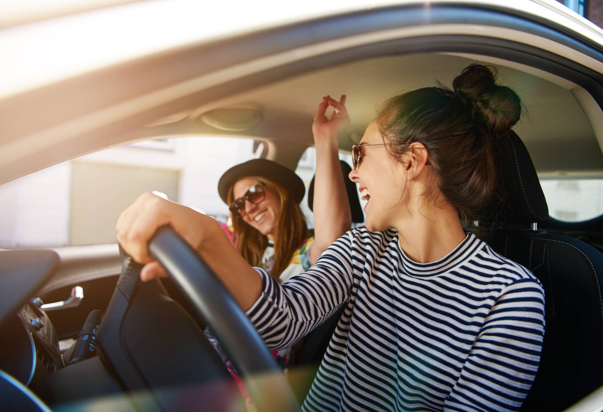 Freundinnen und Freunde, die während eines Roadtrips Spaß haben.