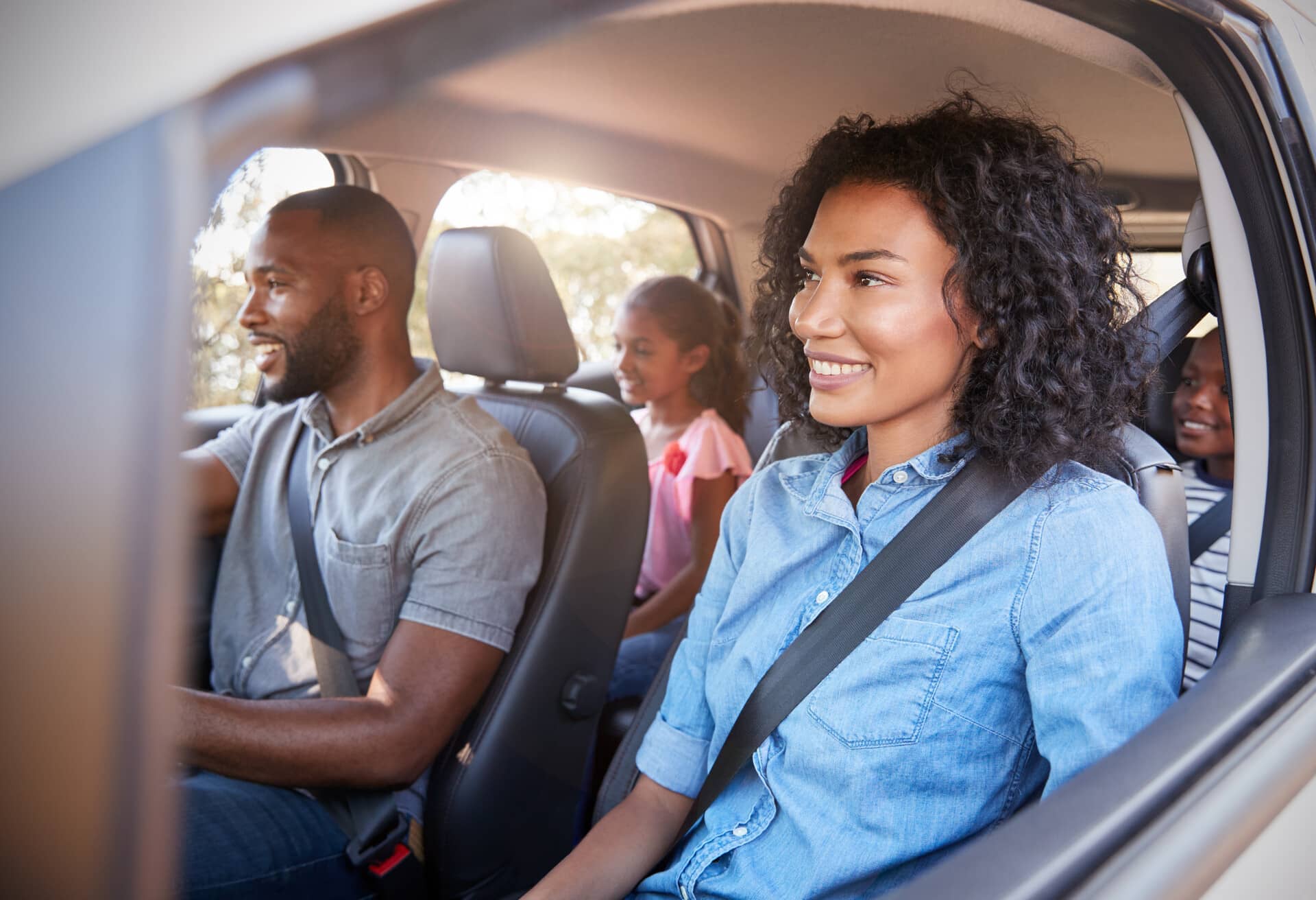 Eine Familie im Auto, die ihren Roadtrip genießt.