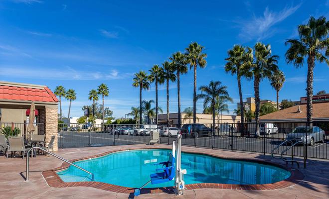 Howard Johnson Escondido CA