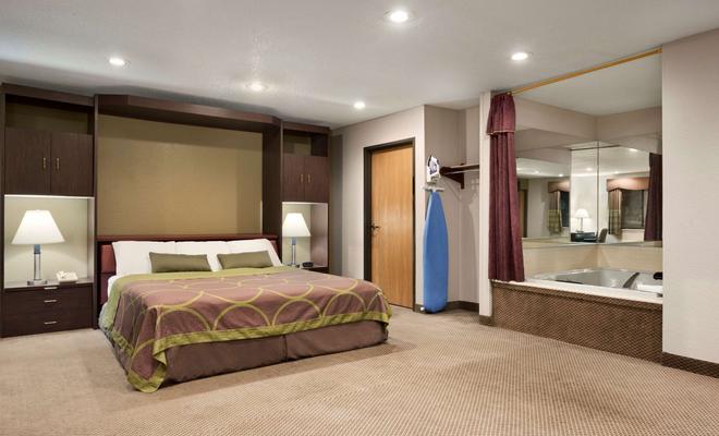 Super 8 East Green Bay