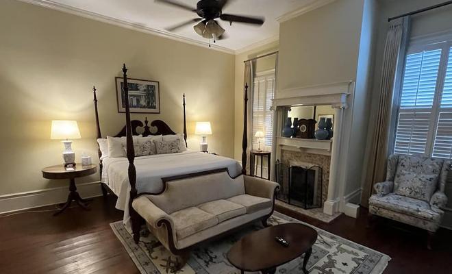 1842 Inn