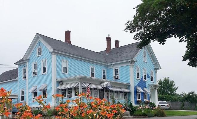 Coast Village Inn And Cottages
