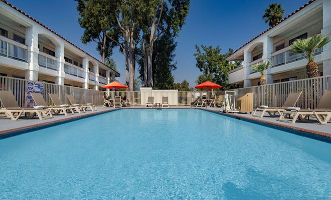 Motel 6 Thousand Oaks South