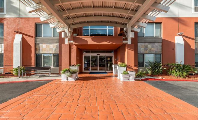 Holiday Inn Express Hotel & Suites Fremont - Milpitas Central