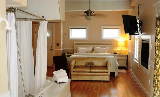 Acorn Hill Lodge