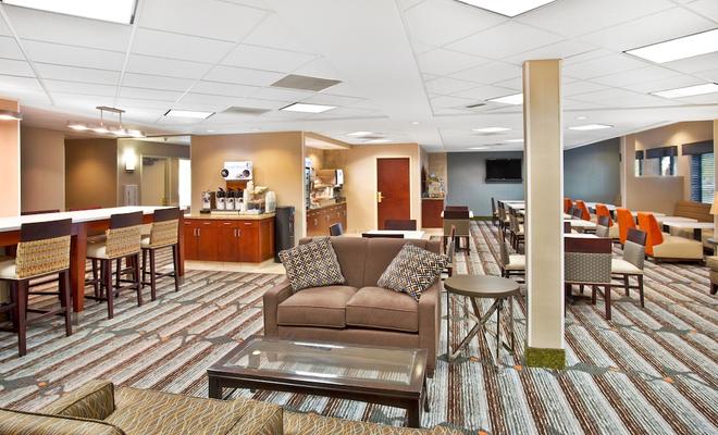 Holiday Inn Express Hotel & Suites Bradley Airport