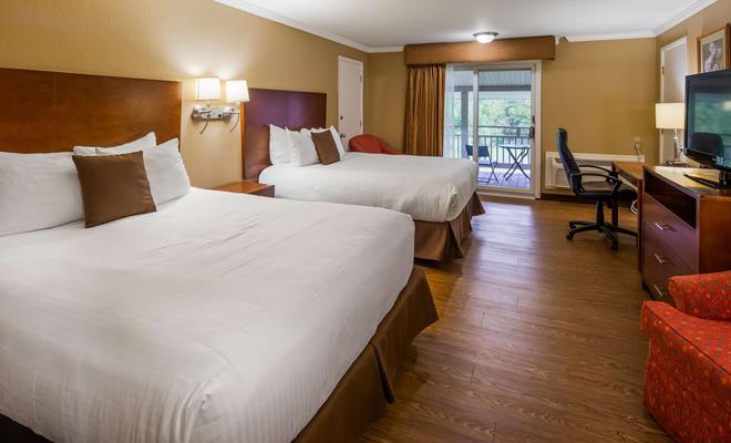 Best Western Plus New Englander Motor Inn