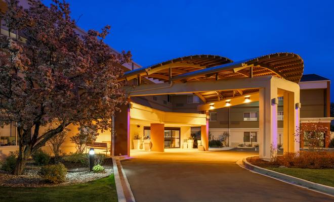 Holiday Inn Express Milwaukee-West Medical Center