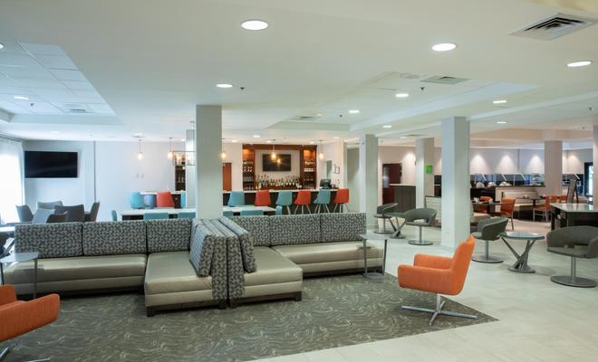 Holiday Inn Hotel & Suites Raleigh-Cary (I-40 @Walnut ST)