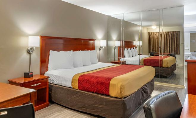 Econo Lodge North