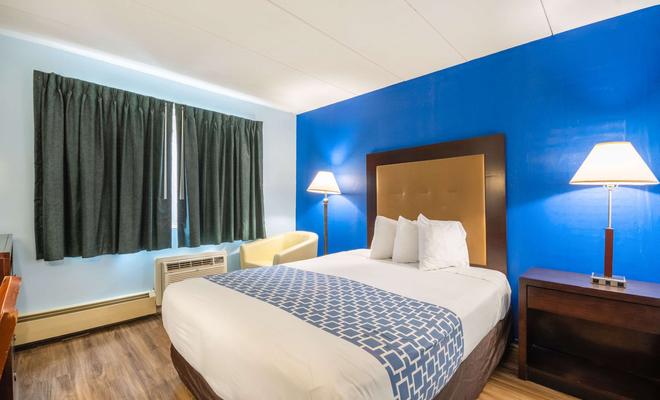 Econo Lodge Inn & Suites Airport