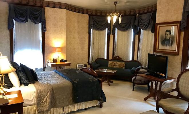 The Redstone Inn & Suites