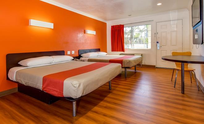 Econo Lodge Inn & Suites Garden Grove