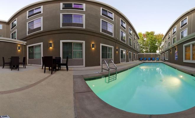 Holiday Inn Express Hotel & Suites Santa Cruz