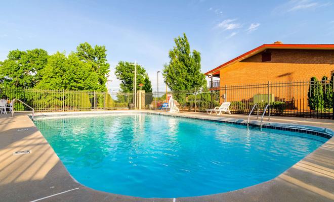 Econo Lodge Inn & Suites I-35 at Shawnee Mission