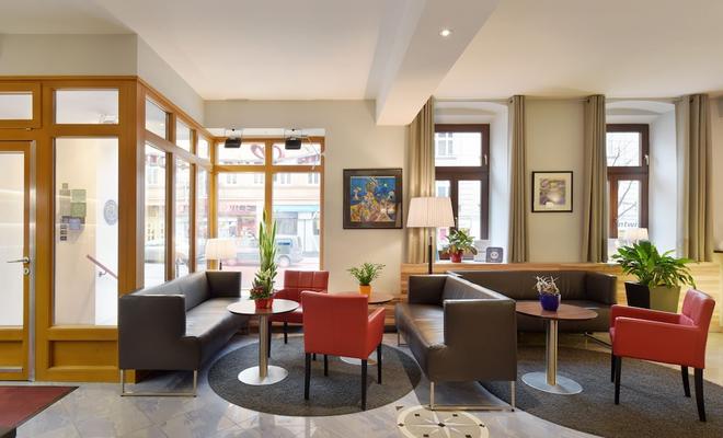Lucia Hotel