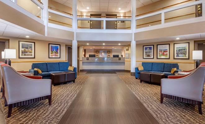 Comfort Inn & Suites at Maplewood