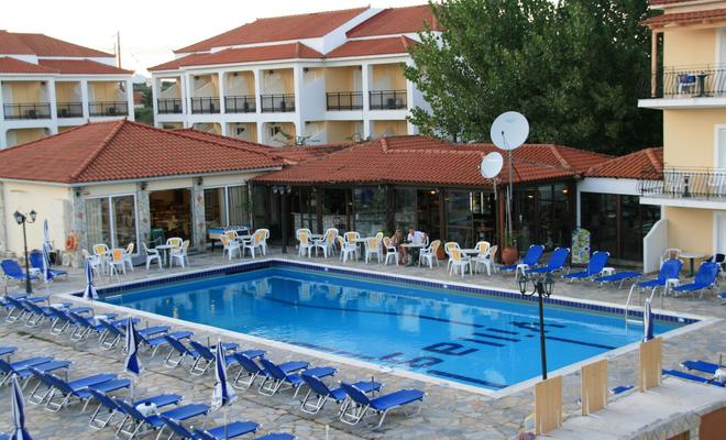 Village Inn Studios & Family Apartments